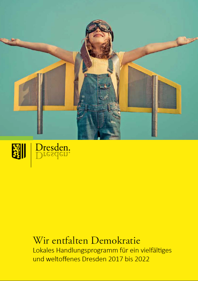 KI generiert: Das Bild zeigt ein Kind mit ausgebreiteten Armen und selbstgebastelten Flügeln vor einem klaren Hintergrund, was symbolisch für Freiheit und Kreativität steht. Es handelt sich um eine Abbildung des lokalen Handlungsprogramms "Wir entfalten Demokratie" für Dresden, das Vielfalt und Weltoffenheit fördert.